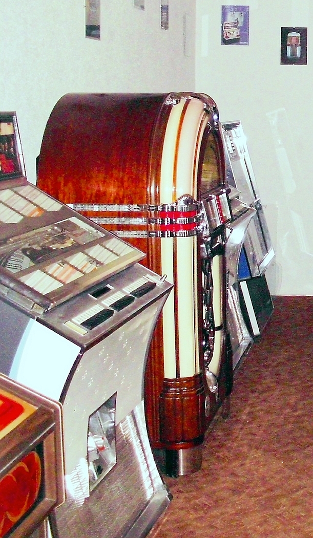 Musikboxen im Ausstellungsraum der Großschönauer Jukeboxwerkstatt von Uwe Schmidt